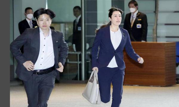 Японияда йиғилишга 5 дақиқа кечиккан вазир халқдан узр сўради (видео)